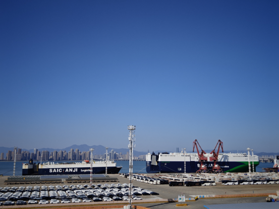 厦门现代码头喜迎2025年开门红——三艘次滚装船两天高效靠泊作业，持续助力国产汽车扬帆出海