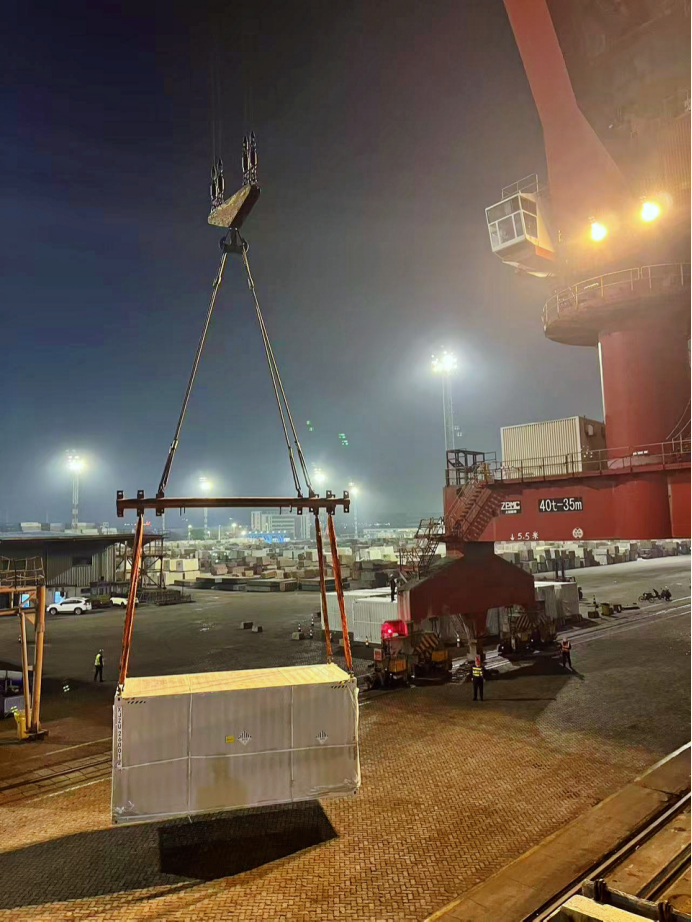 重大件吊装能力再升级！现代码头完成储能柜搭载多用途船出海